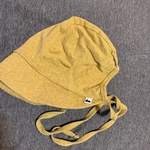 Little and lively bonnet